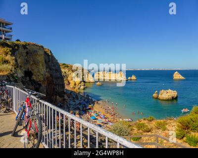 De Lagos a Ponta da Piedade Algarve, las rocas talladas por el viento las calas, cuevas y túneles lo convierten en un lugar increíblemente hermoso Stockfoto