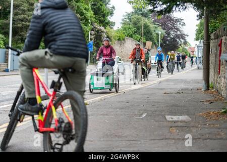 Edinburgh, Schottland. Mi, 23. Juni 2021. Mehr als 200 Radfahrer nehmen an einer Massenfahrt Teil, um gegen die geplante Entfernung spezieller Fahrradwege auf der Lanark Road im Süden der Stadt zu protestieren. Die Fahrradwege wurden im Rahmen des Programms „Raum für Menschen“ installiert, um während der Pandemie von Covid-19 mehr zu Fuß und mit dem Fahrrad zu gehen. Stockfoto