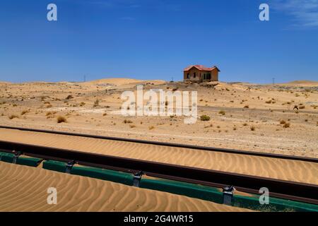 Sperrgebiet Nationalpark: Verlassene Bahnstation 'Grasplatz' und Strecke in der Nähe von Kolmanskop in der Namib Wüste, Karas Region, Namibia Stockfoto