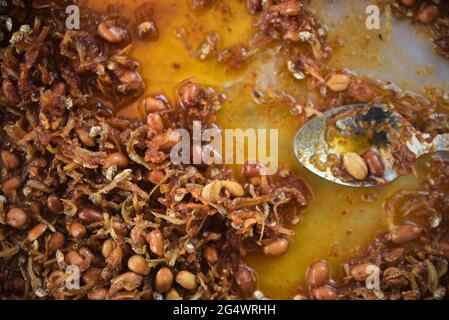 Gebratene Sardelle mit Red Hot Spicy Sauce, Balado Teri Medan Stockfoto