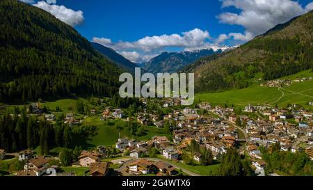 Blick auf die Berge Moena und Rosengarten Trentino Italien Stockfoto