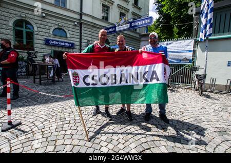 München, Bayern, Deutschland. Juni 2021. Zwei ungarische Fußballfans posieren mit einem Mitglied der ungarischen Bundeskriminalpolizei in München. An diesem Standort befanden sich auch Hunderte von Mitgliedern der paramilitärischen Karpatenbrigade Neonazis. Quelle: Sachelle Babbar/ZUMA Wire/Alamy Live News Stockfoto