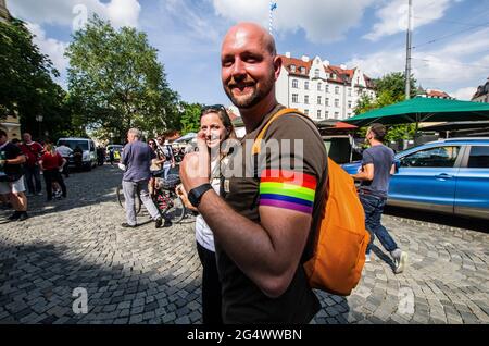 München, Bayern, Deutschland. Juni 2021. Zwei Demonstranten tragen Regenbogenarmbänder, um gegen ungarische Faschisten in Deutschland zu protestieren. Die ultra-nationalistischen, Die neonazi-Hooligan-Gruppe ''Karpatenbrigade' Â mobilisierte in München am Tag der Fußball-Europameisterschaft, als das Allianz-Stadion mit den Farben des Regenbogens beleuchtet werden sollte. Â Sicherheitsexperten sehen in diesem oft schwarz gekleideten problematischen Mob eine paramilitärische Gruppe, die die Grenzen wiederherstellen möchte Von „Großungarn“ statt von einfachen Hooligans. Die Münchner Polizei gab an, dass etwa 2000 erwartet wurden, davon 200 Stockfoto