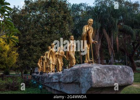 Statue zum Gedenken an den Dandi March (Salt Satyagraha) von 1930 mit Mahatma Gandhi und seinen Anhängern, Freedom Fighters Park, Mysore, Karnataka, Indien Stockfoto
