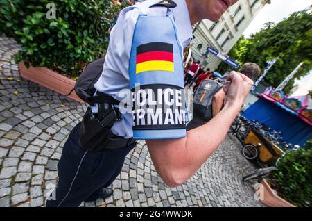 München, Bayern, Deutschland. Juni 2021. Ein deutscher Polizist zeigt ihre Identifikationsmarkierungen auf ihrer Uniform. Die ultra-nationalistischen, Die neonazi-Hooligan-Gruppe ''Karpatenbrigade' Â mobilisierte in München am Tag der Fußball-Europameisterschaft, als das Allianz-Stadion mit den Farben des Regenbogens beleuchtet werden sollte. Â Sicherheitsexperten sehen in diesem oft schwarz gekleideten problematischen Mob eine paramilitärische Gruppe, die die Grenzen wiederherstellen möchte Von „Großungarn“ statt von einfachen Hooligans. Die Münchner Polizei gab an, dass etwa 2000 erwartet wurden, wobei 200 als p angesehen wurden Stockfoto