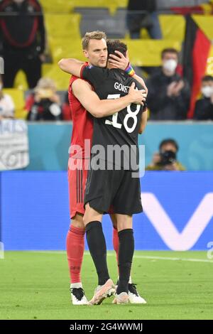 Finale Jubilierung GER, goalwart Manuel NEUER l.. (GER) umarmt Leon GORETZKA (GER) Gruppenphase, Vorrunde Gruppe F, Spiel M36, Deutschland (GER) - Ungarn (HUN), am 23. Juni 2021 in München/Deutschland, Fußball Arena (Alliianz Arena). Fußball EM 2020 von 06/11/2021 bis 07/11/2021. vÇ¬ Stockfoto