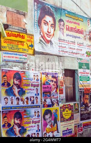 Bollywood-Filmplakate an der Wand auf dem Weg zum Rockfort-Tempel, Trichy, Tamil Nadu, Indien Stockfoto