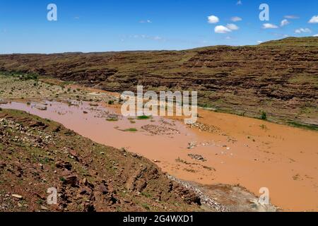 Neckartal-Damm westlich von Keetmanshoop: Fish River unterhalb der Staumauer, Karas Region, ǁKharas, Namibia Stockfoto