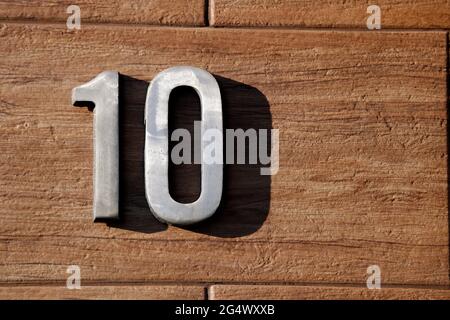 Nummer zehn in Metallmaterial mit Schatten, in Textur und Kopierraum fixiert - 10 Stockfoto