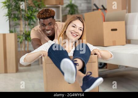 Schönes Paar spielt mit Boxen Stockfoto