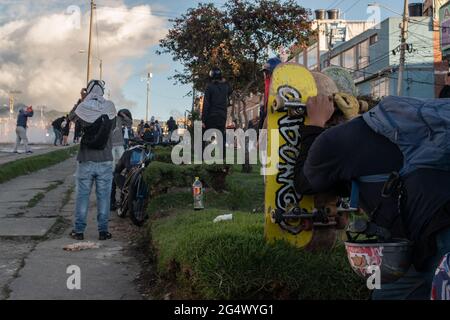 Bogota, Kolumbien. Juni 2021. Demonstranten decken sich hinter Skateboards ab, während in Bogota Kolumbien Zusammenstöße zwischen Demonstranten und kolumbianischer Bereitschaftspolizei regierungsfeindliche Proteste gegen die Regierung von Präsident Ivan Duque, Ungleichheiten und Autoritätsmissbrauch durch die Polizei ausbrechen. Kredit: Long Visual Press/Alamy Live Nachrichten Stockfoto