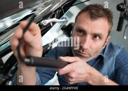 Nahaufnahme eines Mannes, der einen Fahrradreifen hochpumpt Stockfoto