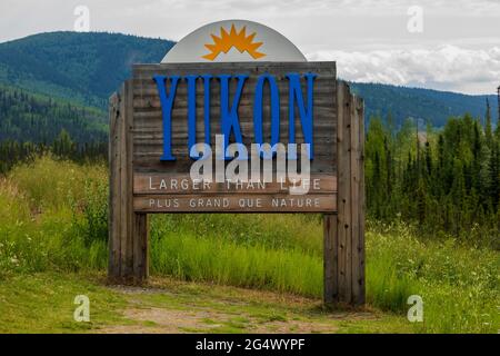 Willkommen beim Yukon-Schild an der internationalen Grenze auf dem Alaska Highway Stockfoto