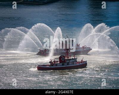 New York, New York, USA. Juni 2021. Das pensionierte FDNY-Feuerwehrboot diente NYC 58 Jahre lang als Marine 1. Benannt nach John D. McKedan, einem Marineingenieur, der 1953 nach einer Dampfexplosion starb, als er versuchte, ein weiteres Feuerboot zu retten. 2010 außer Dienst gestellt, einschließlich des Rettungsdienstes 9/11 und bei einer Auktion gekauft, ist das Boot jetzt das Fireboat McKean Preservation Project. Heute, nach einem Wasserkanonengruß vom neuesten NYFD-Feuerboot 343, wurde es am Tribeca's Pier 25 auf dem Hudson River festgebunden. Quelle: Milo Hess/ZUMA Wire/Alamy Live News Stockfoto