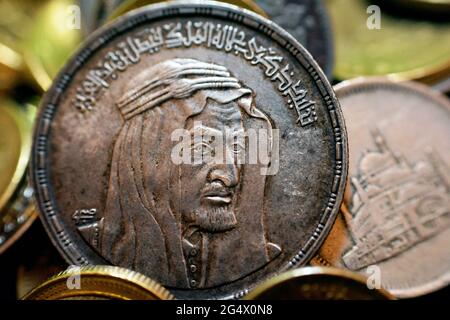 Die Vorderseite einer ägyptischen 1-Pfund-Münze, 1 LE-Münze aus dem Jahr 1976, 1396 AH mit Büste von König Faisal halb rechts, Gedenkfeier an König Faisal Al Saud Stockfoto