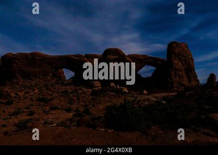 North und South Window Gesteinsformation bei Nacht im Arches National Park, Utah Stockfoto