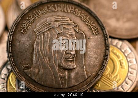 Die Vorderseite einer ägyptischen 1-Pfund-Münze, 1 LE-Münze aus dem Jahr 1976, 1396 AH mit Büste von König Faisal halb rechts, Gedenkfeier an König Faisal Al Saud Stockfoto