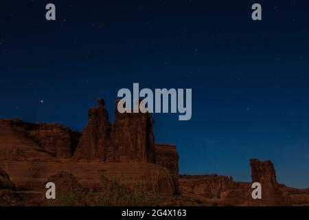 Three Gossips and Sheep Rock Rock Formation under stars im Arches National Park, Utah Stockfoto