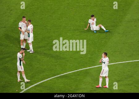 München, Deutschland. Juni 2021. Ungarische Spieler reagieren nach dem UEFA Euro 2020 Championship Group F Spiel zwischen Deutschland und Ungarn in München, Deutschland, 23. Juni 2021. Kredit: Shan Yuqi/Xinhua/Alamy Live Nachrichten Stockfoto