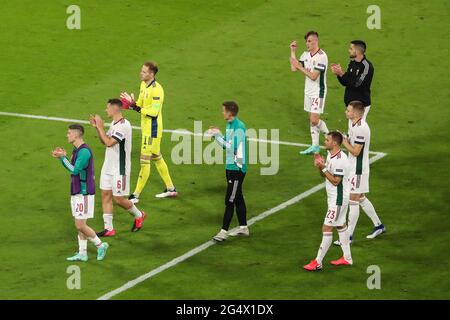 München, Deutschland. Juni 2021. Ungarische Spieler begrüßen die Fans nach dem UEFA Euro 2020 Championship Group F Spiel zwischen Deutschland und Ungarn in München, Deutschland, 23. Juni 2021. Kredit: Shan Yuqi/Xinhua/Alamy Live Nachrichten Stockfoto