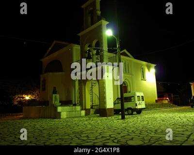 Kirche in Xanthate, Korfu, Griechenland bei Nacht Stockfoto