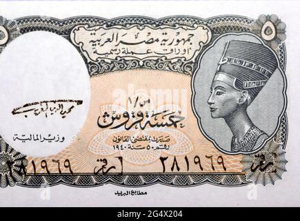 Alte Banknote der fünf ägyptischen Piaster aus dem Jahr 5, auf der Vorderseite eine Büste der Königin Nofretete und der Tafel der Arabischen Republik Ägypten mit der Aufschrift Arabisch, Stockfoto