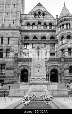 Torontos Old City Hall Cenopaht an bewölkten Tagen hat das historische Wahrzeichen einen unverwechselbaren Uhrenturm und wurde zur National Historic Site of Can ernannt Stockfoto