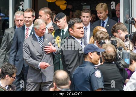 Prinz Charles und der Premierminister von Ontario Dalton McGuinty verlassen die Ryerson University. Der Besuch war Teil der Feierlichkeiten zum Diamantenjubiläum der Königin. Stockfoto
