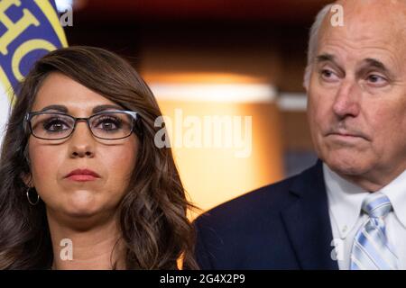 Die US-amerikanische Vertreterin Lauren Boebert (Republikaner von Colorado), links, wird während einer Pressekonferenz von der US-Vertreterin Louie Gohmert (Vertreterin von Texas), rechts, begleitet, um eine Resolution einzuführen, die Präsident Joe Biden bezüglich der Erfüllung der Pflichten seines Amtes und der Durchsetzung von Grenzsicherheits- und Einwanderungsgesetzen, Am Mittwoch, den 23. Juni, im US-Kapitol in Washington, DC, 2021. Kredit: Rod Lamkey/CNP /MediaPunch Stockfoto
