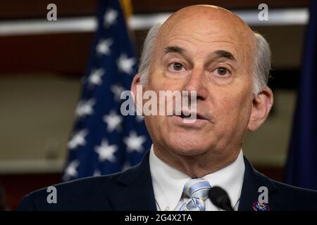 Die Vertreterin der Vereinigten Staaten, Louie Gohmert (Repräsentantin von Texas), hält während einer Pressekonferenz im US-Kapitol in Washington, DC, am Mittwoch, den 23. Juni, eine Resolution zur Bekräftigung von Präsident Joe Biden hinsichtlich der Ausübung seiner Aufgaben und der Durchsetzung von Grenzsicherheits- und Einwanderungsgesetzen vor. 2021. Kredit: Rod Lamkey/CNP /MediaPunch Stockfoto