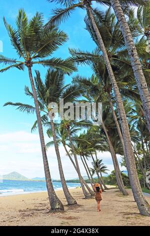 Am Palm Cove Beach im Palmenhain am südlichen Ende der Esplanade können Sie die Hutzeit genießen Stockfoto