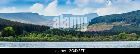 Panorama auf Pen y Fan vom Ponsticill Reservoir, Brecon Beacons, Wales, England Stockfoto