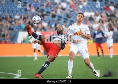 Foxborough Massachusetts, USA. Juni 2021. New England Revolution Forward Teal Bunbury (10) Fahrrad schiebt den Ball von New York weg Red Bulls Forward Patryk Klimala (10) während des MLS-Spiels zwischen New York Red Bulls und der New England Revolution im Gillette Stadium in Foxborough Massachusetts. Eric Canha/CSM/Alamy Live News Stockfoto