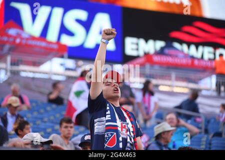 Foxborough Massachusetts, USA. Juni 2021. Eine New England Revolution jubelt für das Team während des MLS-Spiels zwischen den New York Red Bulls und der New England Revolution im Gillette Stadium in Foxborough, Massachusetts. Eric Canha/CSM/Alamy Live News Stockfoto