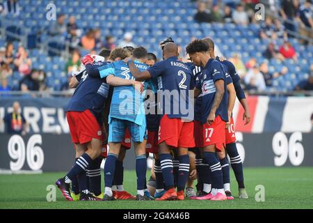 Foxborough Massachusetts, USA. Juni 2021. Die New England Revolution huddle vor dem Beginn des MLS-Spiels zwischen den New York Red Bulls und der New England Revolution im Gillette Stadium in Foxborough Massachusetts. New England besiegt New York 3-2. Eric Canha/CSM/Alamy Live News Stockfoto