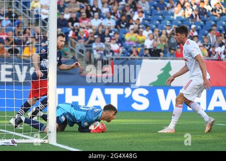 Foxborough Massachusetts, USA. Juni 2021. Der New England Revolution Torhüter Matt Turner (30) rettet sich während des MLS-Spiels zwischen den New York Red Bulls und der New England Revolution im Gillette Stadium in Foxborough, Massachusetts. Eric Canha/CSM/Alamy Live News Stockfoto