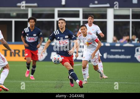 Foxborough Massachusetts, USA. Juni 2021. Matt Polster (8), Mittelfeldspieler der New England Revolution, mit dem Ball während des MLS-Spiels zwischen den New York Red Bulls und der New England Revolution im Gillette Stadium in Foxborough, Massachusetts. New England besiegt New York 3-2. Eric Canha/CSM/Alamy Live News Stockfoto