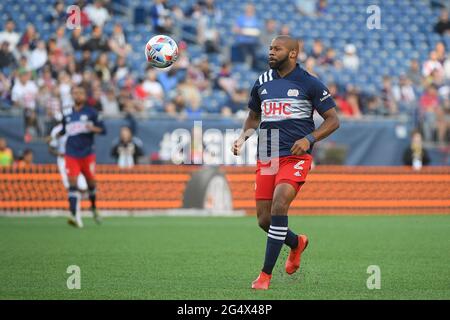 Foxborough Massachusetts, USA. Juni 2021. Der Verteidiger der New England Revolution, Andrew Farrell (2), jagt den Ball während des MLS-Spiels zwischen den New York Red Bulls und der New England Revolution im Gillette Stadium in Foxborough, Massachusetts. New England besiegt New York 3-2. Eric Canha/CSM/Alamy Live News Stockfoto