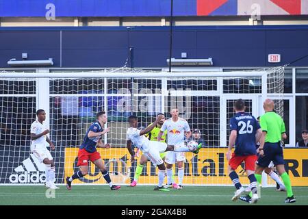 Foxborough Massachusetts, USA. Juni 2021. Der Verteidiger der New Yorker Red Bulls, Andres Reyes (4), schützt das Netz während des MLS-Spiels zwischen den New Yorker Red Bulls und der New England Revolution, das im Gillette Stadium in Foxborough, Massachusetts, stattfand. New England besiegt New York 3-2. Eric Canha/CSM/Alamy Live News Stockfoto