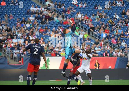 Foxborough Massachusetts, USA. Juni 2021. Der New England Revolution Torhüter Matt Turner (30) rettet sich während des MLS-Spiels zwischen den New York Red Bulls und der New England Revolution im Gillette Stadium in Foxborough, Massachusetts. New England besiegt New York 3-2. Eric Canha/CSM/Alamy Live News Stockfoto