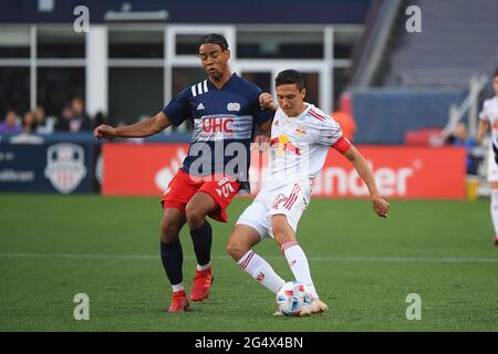 Foxborough Massachusetts, USA. Juni 2021. Der New Yorker Red Bulls-Mittelfeldspieler Sean Davis (27) macht mit dem Druck des Mittelfeldspielers der New England Revolution, Brandon Bye (15), während des MLS-Spiels zwischen den New York Red Bulls und der New England Revolution im Gillette Stadium in Foxborough, Massachusetts, einen Pass. New England besiegt New York 3-2. Eric Canha/CSM/Alamy Live News Stockfoto