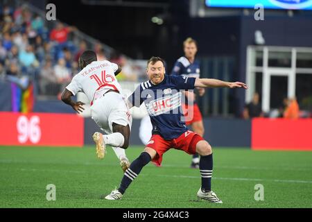 Foxborough Massachusetts, USA. Juni 2021. Der Mittelfeldspieler der New England Revolution, Thomas McNamara (26), war während des MLS-Spiels zwischen den New York Red Bulls und der New England Revolution im Gillette Stadium in Foxborough, Massachusetts, in Aktion. New England besiegt New York 3-2. Eric Canha/CSM/Alamy Live News Stockfoto