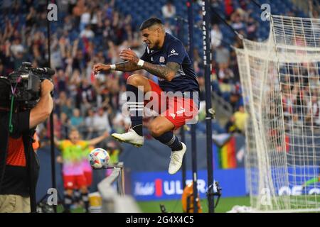 Foxborough Massachusetts, USA. Juni 2021. Der New England Revolution Forward Gustavo Bou (7) feiert ein Tor während des MLS-Spiels zwischen den New York Red Bulls und der New England Revolution, das im Gillette Stadium in Foxborough, Massachusetts, ausgetragen wird. New England besiegt New York 3-2. Eric Canha/CSM/Alamy Live News Stockfoto