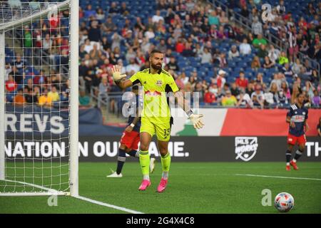 Foxborough Massachusetts, USA. Juni 2021. New York Red Bulls Torwart Carlos Miguel Coronel (13) im Spiel-Action während des MLS-Spiels zwischen New York Red Bulls und der New England Revolution im Gillette Stadium in Foxborough, Massachusetts. New England besiegt New York 3-2. Eric Canha/CSM/Alamy Live News Stockfoto