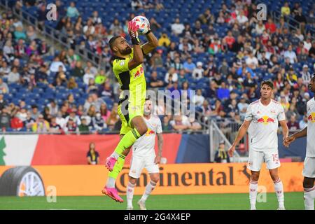 Foxborough Massachusetts, USA. Juni 2021. Der New Yorker Red Bulls-Torwart Carlos Miguel Coronel (13) rettet sich während des MLS-Spiels zwischen den New York Red Bulls und der New England Revolution im Gillette Stadium in Foxborough, Massachusetts. New England besiegt New York 3-2. Eric Canha/CSM/Alamy Live News Stockfoto