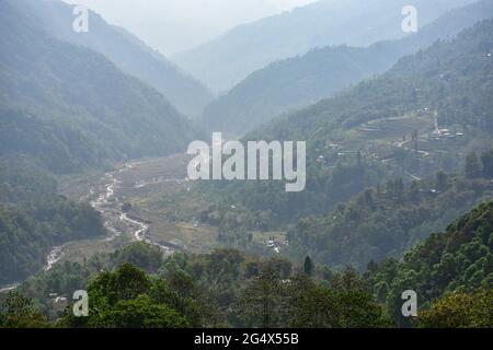 Der mystische Blick auf die schlucht des himalaya-Flusses und den Flussweg. Stockfoto