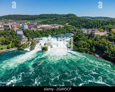 Luftaufnahme ofÂ Rheinfälle und umliegende Landschaft im Sommer Stockfoto