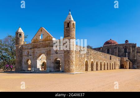 Basilikumsruinen des ehemaligen Klosters von Santiago Apostol, Cuilapan de Guerrero, Oaxaca-Tal, Mexiko. Stockfoto