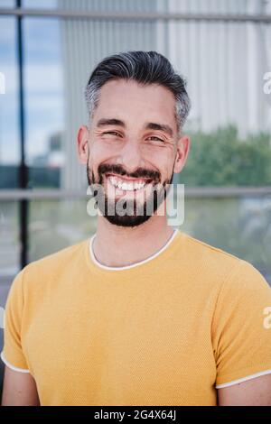 Gebärtete Männer mittleren Erwachsenen, lächelnd Stockfoto