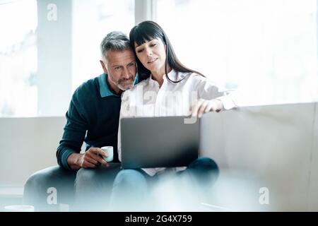 Geschäftsbeziehung mit einem Laptop, während sie im Café zusammenarbeiten Stockfoto